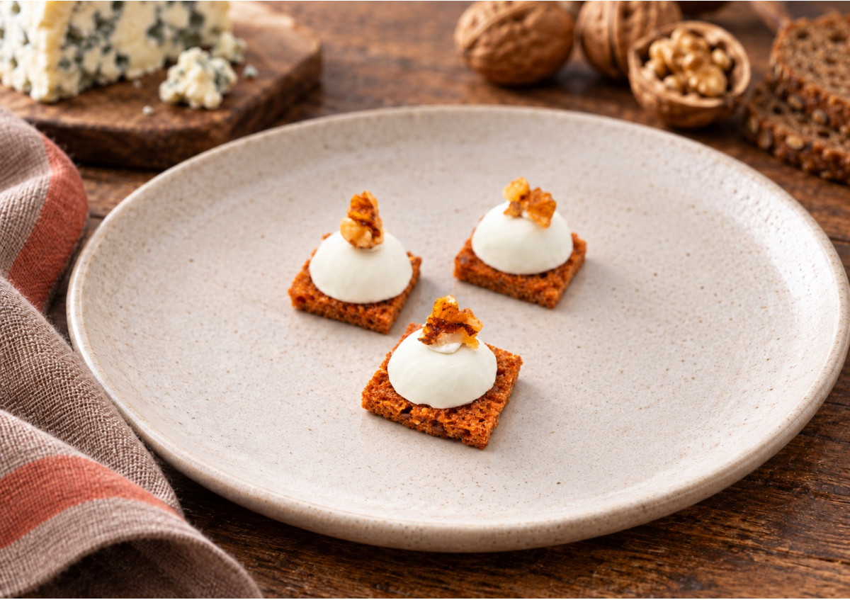 Carrés pain de mie de seigle, panna cotta de roquefort et noix