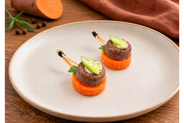 Bœuf confit et laqué, palet de patate douce, sauce tartare, persil et cébette, poivre sarawak