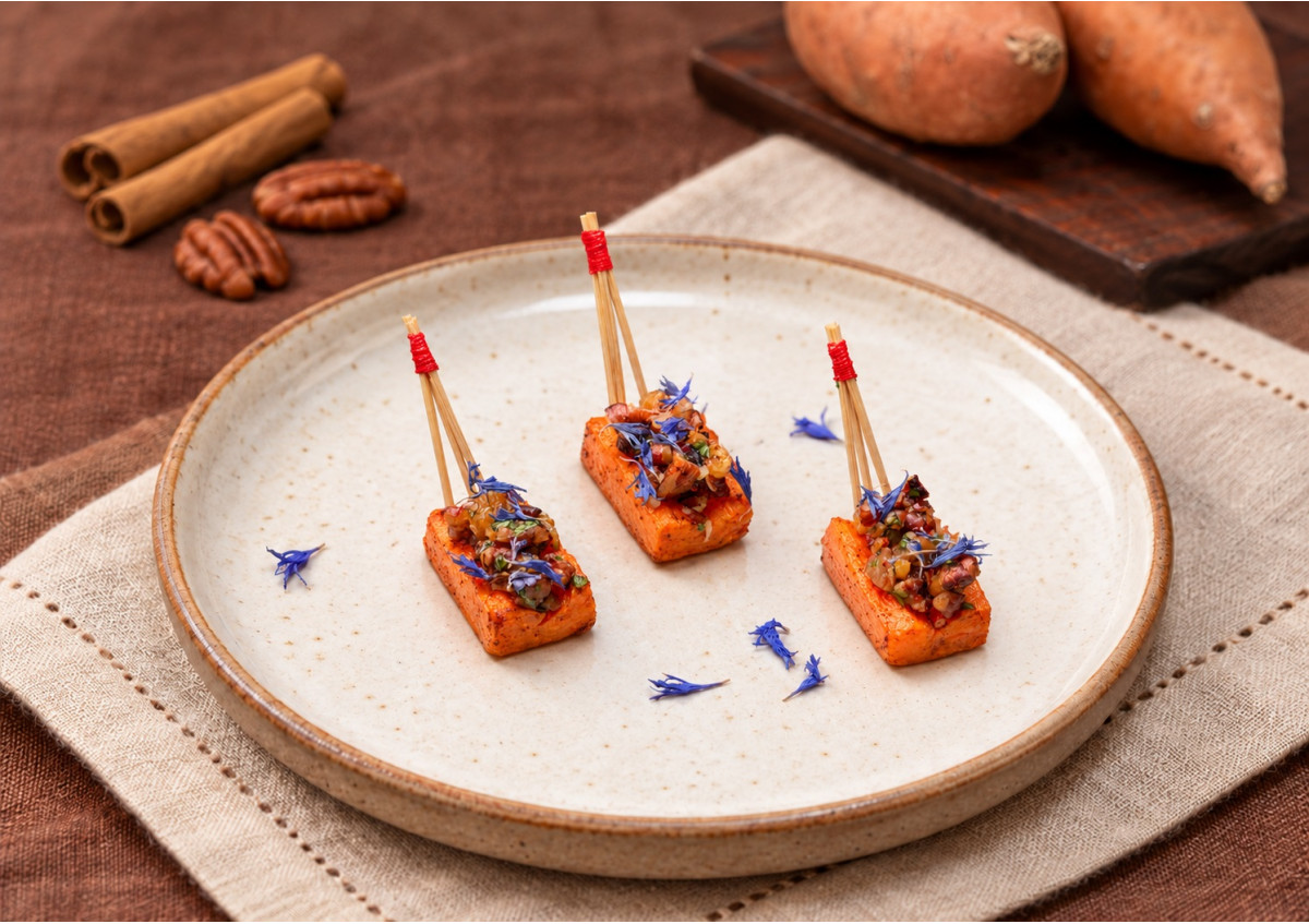 Patate douce rôtie aux épices et au sirop d’érable, éclats de noix de pécan, raisins secs, cannelle et fleurs séchées.